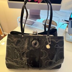 AUTHENTIC COACH BLACK PATENT LEATHER SIGNATURE C KISS LOCK BAG F19215
